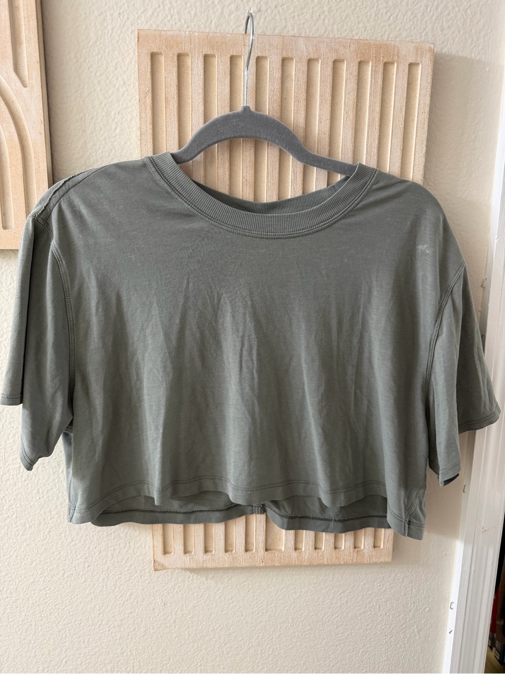 lululemon athletica Cropped Crewneck Tee in Olive